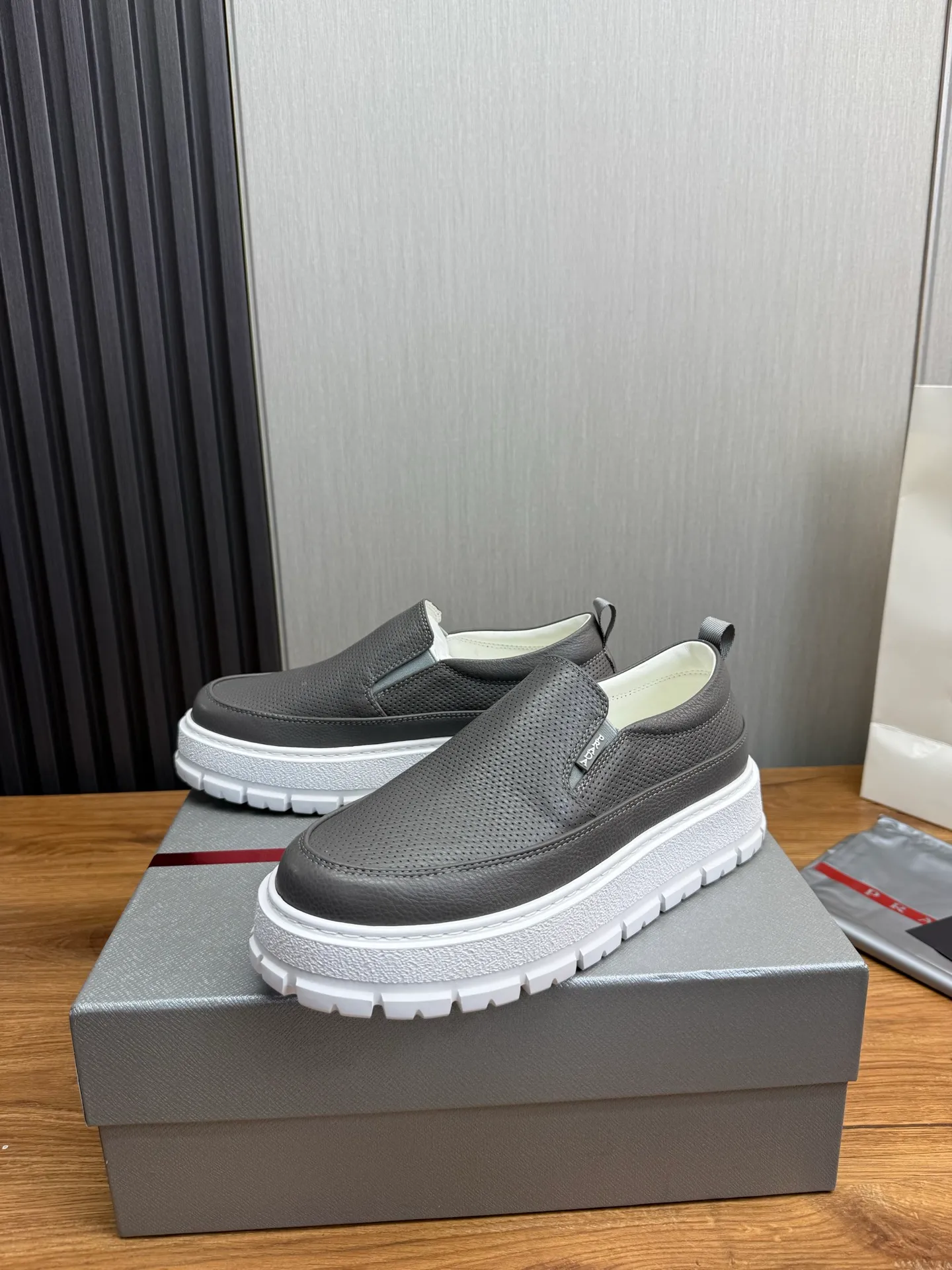 Men's shoes 💰580💰 [PRADA] Men's shoes are popular in the counter, official website is synchronized, 1 high-quality shipment ✔️Imported cowhide punching + cowhide lining, 1🆚1 replica, original sole, 38-45 (45 customized, non-refundable)